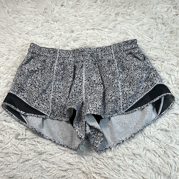 Lululemon Hotty Hot Short II *2.5" Ditsy Daisy White Black / Black - Picture 1 of 7